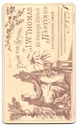 Fotografie J. W. Thomas, Hastings, 45. George Street, Dame in Samttournüre und Buch in der Hand