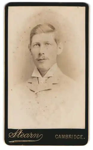 Fotografie Stearn, Cambridge, Mann im Anzug mit Krawatte und Bart