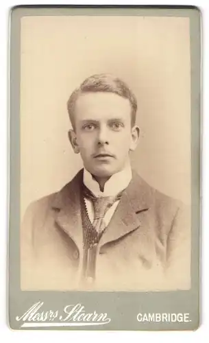 Fotografie Stearn, Cambridge, 72. Bridge Street, Junger Mann im Anzug und Krawatte