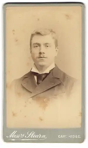 Fotografie Stearn, Cambridge, 72. Bridge Street, Junger Mann mit Krawatte und Anzug