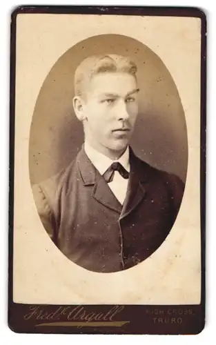 Fotografie Fred Argall, Truro, High Cross., Junger Mann im Anzug