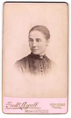 Fotografie F. Argall, Truro, High Cross., Dame im Kleid mit verziertem Kragen und Brosche
