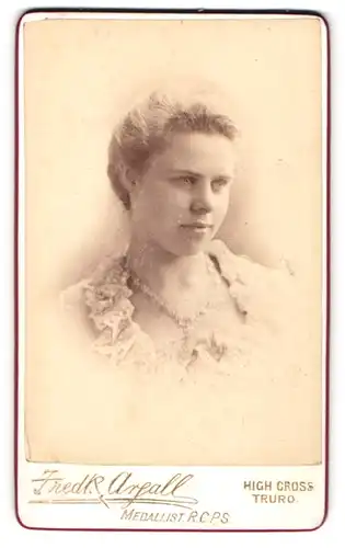 Fotografie F. Argall, Truro, High Cross, Porträt einer jungen Frau mit gerüschten Verzierungen am Kragen