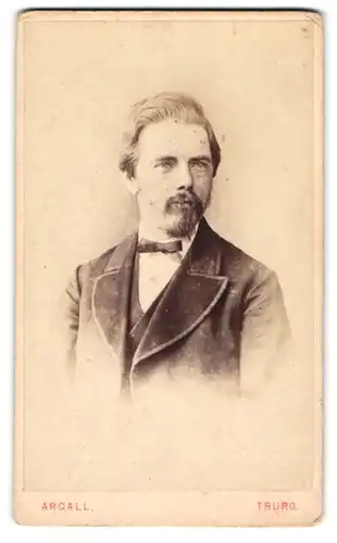 Fotografie Argall, Truro, High Cross, Porträt eines Mannes mit Bart