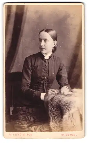 Fotografie M. Field & Son, Maidstone, Sandling Road, Porträt einer Dame mit abstützenden Händen