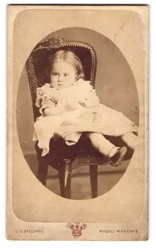 Fotografie J. C. Stodart, Margate, 5. Fort Hill, Kleines sitzendes Mädchen im Kleid