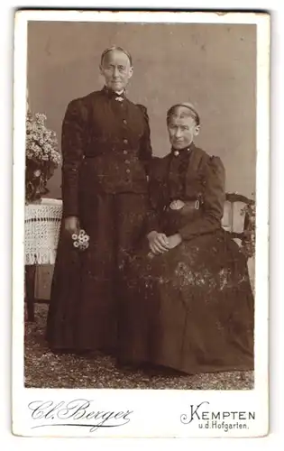 Fotografie Cl. Berger, Kempten, Zwei ältere Damen in zeitgenössischer Kleidung