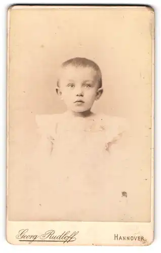 Fotografie Georg Rudloff, Hannover, Mehlstr. 5, Kind in weisser Kleidung
