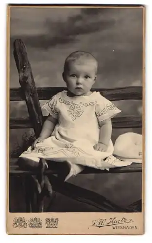 Fotografie L. W. Kurtz, Wiesbaden, Friedrichstr. 4, Kleines Kind im modischen Kleid