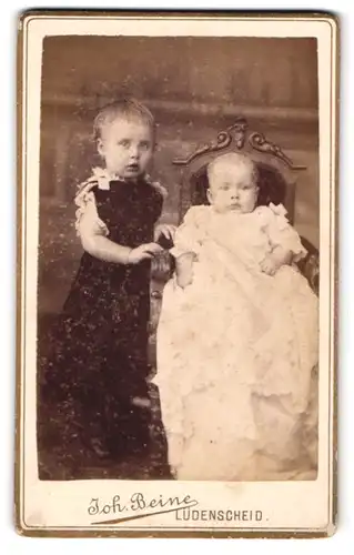 Fotografie Joh. Beine, Lüdenscheid, Altenaerstr. 12, Kind im hübschen Kleid mit einem Kleinkind