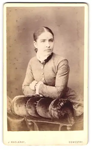 Fotografie J. Maclardy, Oswestry, Church Street, Junge Dame mit Kragenbrosche