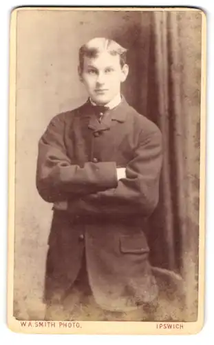 Fotografie Walter A. Smith, Ipswich, 18, Brook Street, Junger Herr im Anzug mit verschränkten Armen