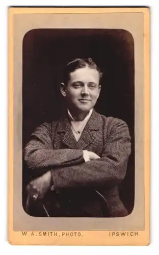 Fotografie Walter A. Smith, Ipswich, 18, Brook Street, Junger Herr im karierten Anzug
