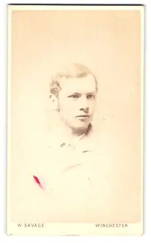 Fotografie W. Savage, Winchester, 58, High Street, Junger Herr mit moderner Frisur