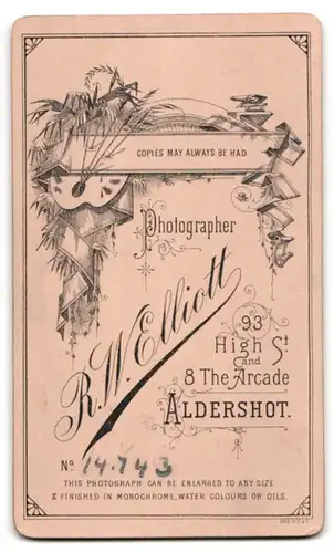 Fotografie R. W. Elliott, Aldershot, 93, High St. and 8 The Arcade, Süsses Kleinkind im Kleid liegt auf Fell