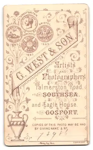 Fotografie G West & Son, Southsea, Palmerston Road, Bürgerliche Dame mit hochgestecktem Haar