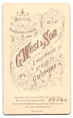 Fotografie G. West & Son, Gosport, 97 High St., Bürgerliche Dame in modischer Kleidung