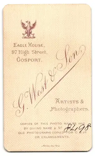 Fotografie G. West & Son, Gosport, 97, High Street, Junger Herr im Anzug mit Krawatte