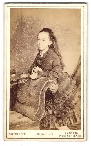 Fotografie J. F. Sutcliffe, Burton, Junge Dame in zeitgenössischer Kleidung
