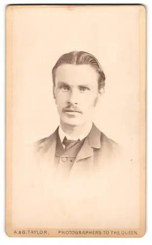 Fotografie A. & G. Taylor, Barrow-in-Furness, 115, Duke Street, Junger Herr im Anzug mit Krawatte