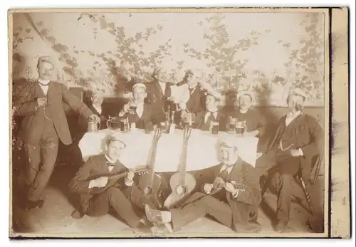 Fotografie unbekannter Fotograf, Ansicht Chemnitz, Studenten beim Frühschoppen in den Passagen