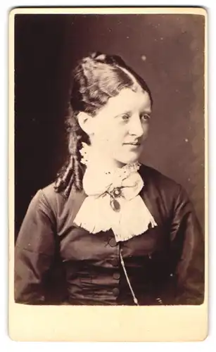 Fotografie J. L. Turner, Barnsbury, 10 Barnsbury Park, Portrait Edeldame mit Dauerwellen Frisur trägt Halstuch & Brosche