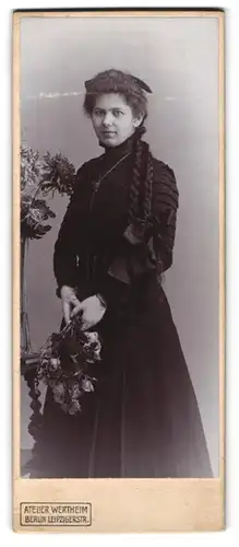 Fotografie Atelier Wertheim, Berlin, Leipzigerstrasse, junge Dame im schwarzen Kleid mit langen Zöpfen