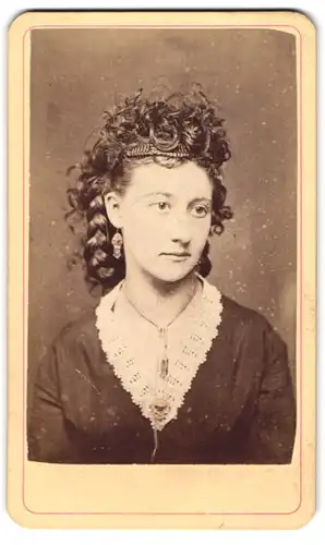 Fotografie Chas. Peal, Moline / Illinois, Wills Street, Portrait junge Dame mit Dauerwelle & geflochtenem Haar, Haarreif