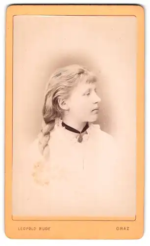 Fotografie Leopold Bude, Graz, Alleegasse 6, Portrait Blondes Mädchen mit Zopf trägt weisse Bluse