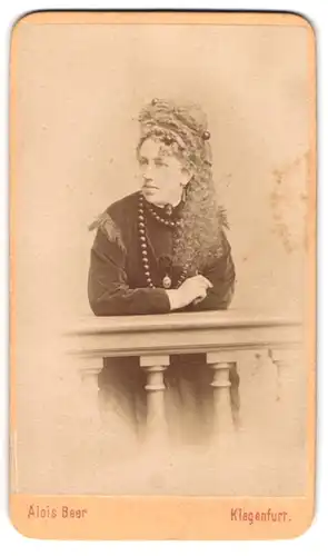 Fotografie Alois Beer, Klagenfurt, St. Veiter Vorstadt 24, Edeldame mit Dauerwelle & tupiertem Haar trägt Schmuck