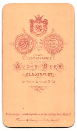Fotografie Alois Beer, Klagenfurt, St. Veiter Vorstadt 24, Edeldame mit Dauerwelle & tupiertem Haar trägt Schmuck