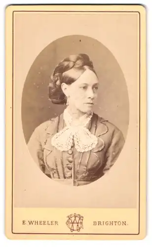 Fotografie E. Wheeler, Brighton, 43 Western Road, Portrait elegante Dame mit geflochtenem Haar
