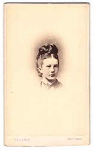 Fotografie E. Whiteman, Hastings, 52 High Street, Portrait Dame mit geflochtenem Haar & Halskette