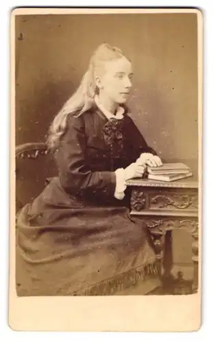 Fotografie J. L. Turner, Barnsbury, 10 Barnsbury Park, Portrait Blondine mit langen Haaren im schwarzen Kleid