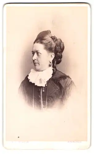 Fotografie G. W. Wilson, Aberdeen, Portrait Edeldame mit tupiertem Haar & Schmuck