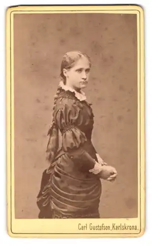 Fotografie Carl Gustafson's, Karlskrona, Ronnebygatan 28, Portrait Maria Koch mit langen Zopf im Sonntagskleid