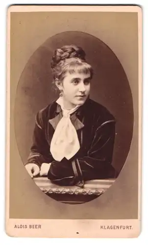 Fotografie Alois Beer, Klagenfurt, St. Veiter Vorstadt 24, Portrait junge Dame mit geflochtenem Haar trägt Samt-Bluse