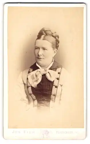 Fotografie Jos. Fier, Trier, Fleischstr. 40, Portrait Edeldame mit Flechtfrisur im Sonntagskleid