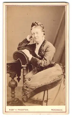 Fotografie Robert H. Preston, Penzance, Portrait Lady mit Flecht-Frisur & Ohrringen im feinen Zwirn