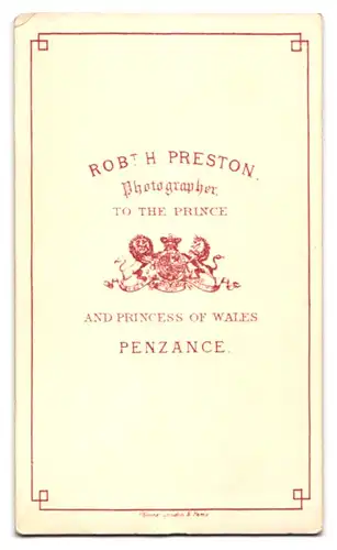 Fotografie Robert H. Preston, Penzance, Portrait Lady mit Flecht-Frisur & Ohrringen im feinen Zwirn