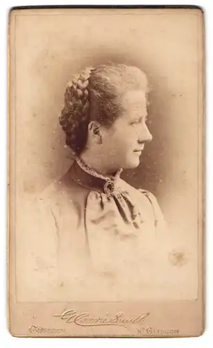 Fotografie Connie Smith, Glasgow, Portrait Schottische Dame mit geflochtenem Dutt