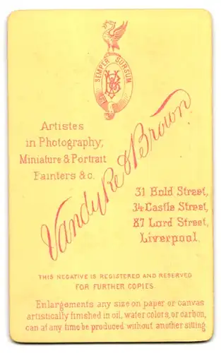 Fotografie Van Dyke & Brown, Liverpool, 31 Bold Street, Portrait Ladys mit Flechtfrisur & Schmuck