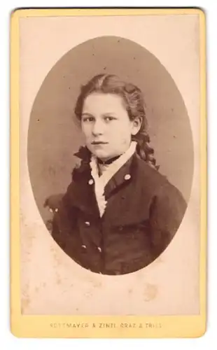 Fotografie J. B. Rottmayer & Zintl, Graz, Portrait Mädchen Laura mit Zöpfen um 1875