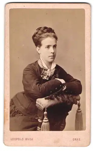 Fotografie Leopold Bude, Graz, Alleegasse 6, Portrait junge Dame mit geflochtenem Haar