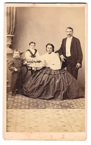 Fotografie G. Wünsch, Wien, Adlergasse 648, Elternpaar mit Kindern, Dame im weiten Biedermeierkleid