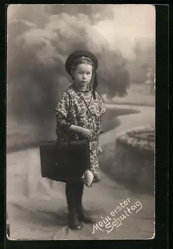 AK Mädchen mit Schulranzen, Schulanfang