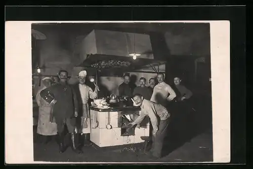 Foto-AK Gruppenaufnahme von Soldaten und Köchen in der Küche