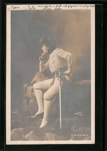 AK Schauspielerin Sarah Bernhardt sitzend in Uniform