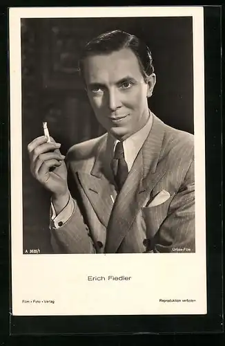 AK Schauspieler Erich Fiedler mit Zigarette in der Hand