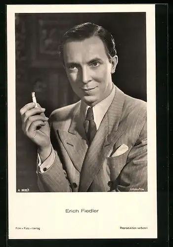 AK Schauspieler Erich Fiedler mit Zigarette und Anzug
